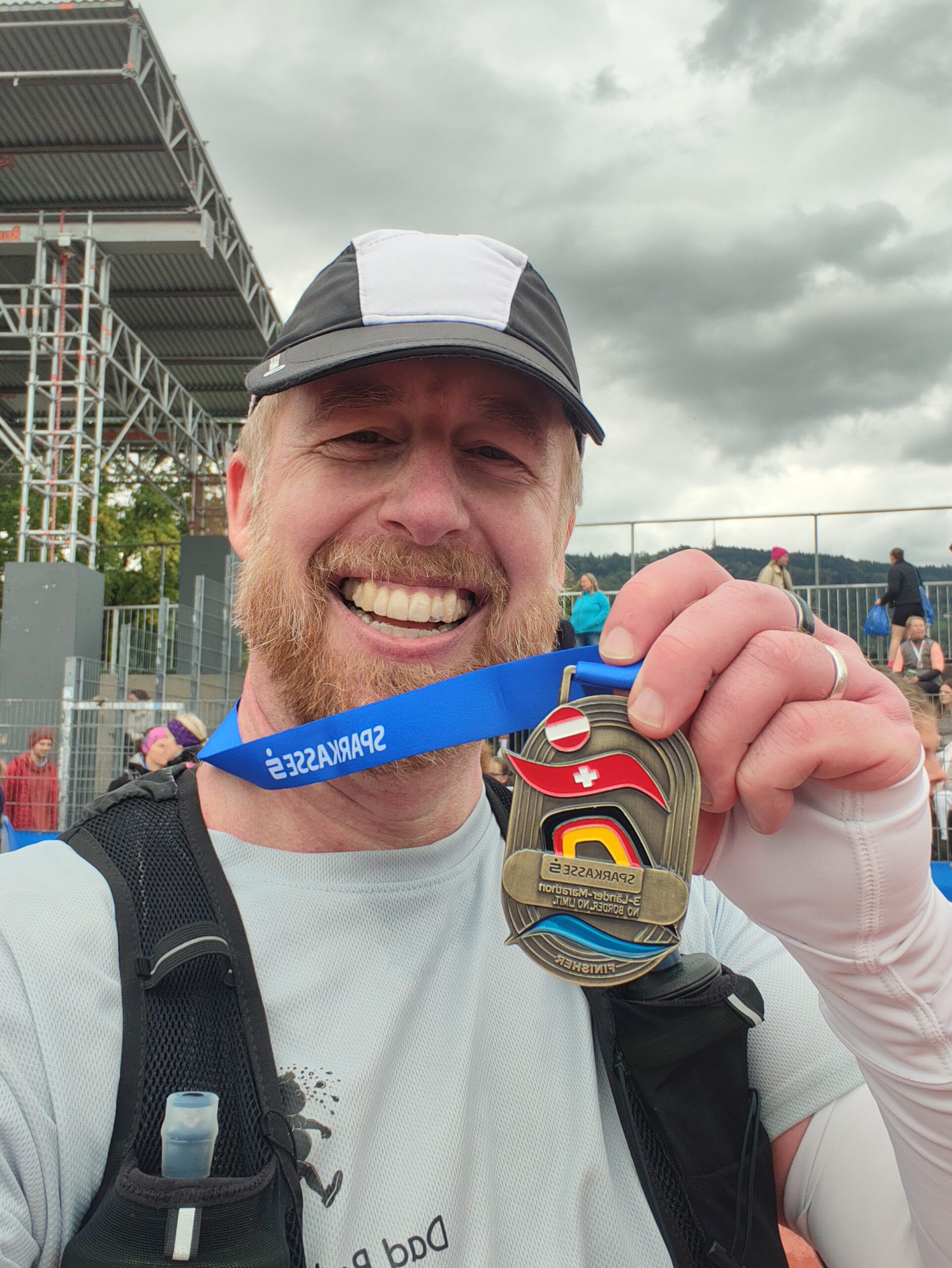 Ich nach dem 3-Länder-Marathon im Ziel in Bregenz mit einer Finishermedaille um den Hals